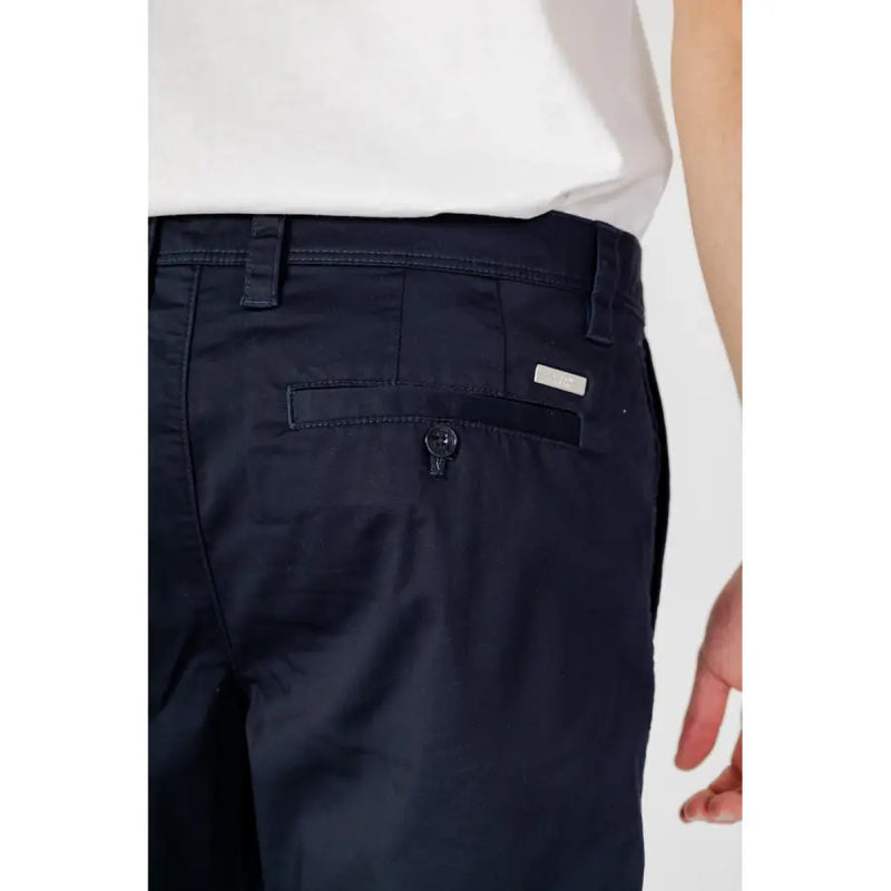 Armani Exchange Short pour homme en mélange de coton bleu marine, dos laissant apparaître la texture d'un pantalon chino bleu marine foncé et l'étiquette de la marque