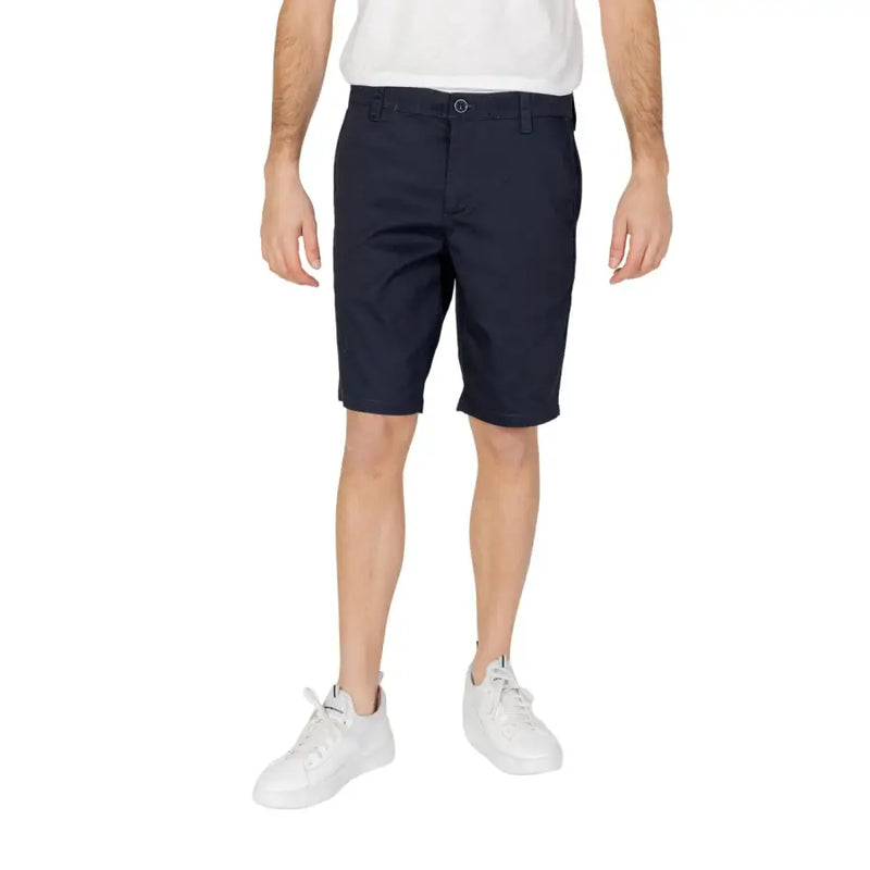 Armani Exchange Short chino bleu marine pour homme en mélange de coton, coupe classique et fermeture boutonnée (vue de face)