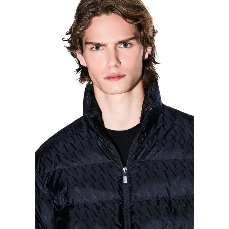 Armani Exchange Schwarze Steppjacke für Herren mit gestepptem geometrischem Muster und hohem Kragen, Vorderansicht