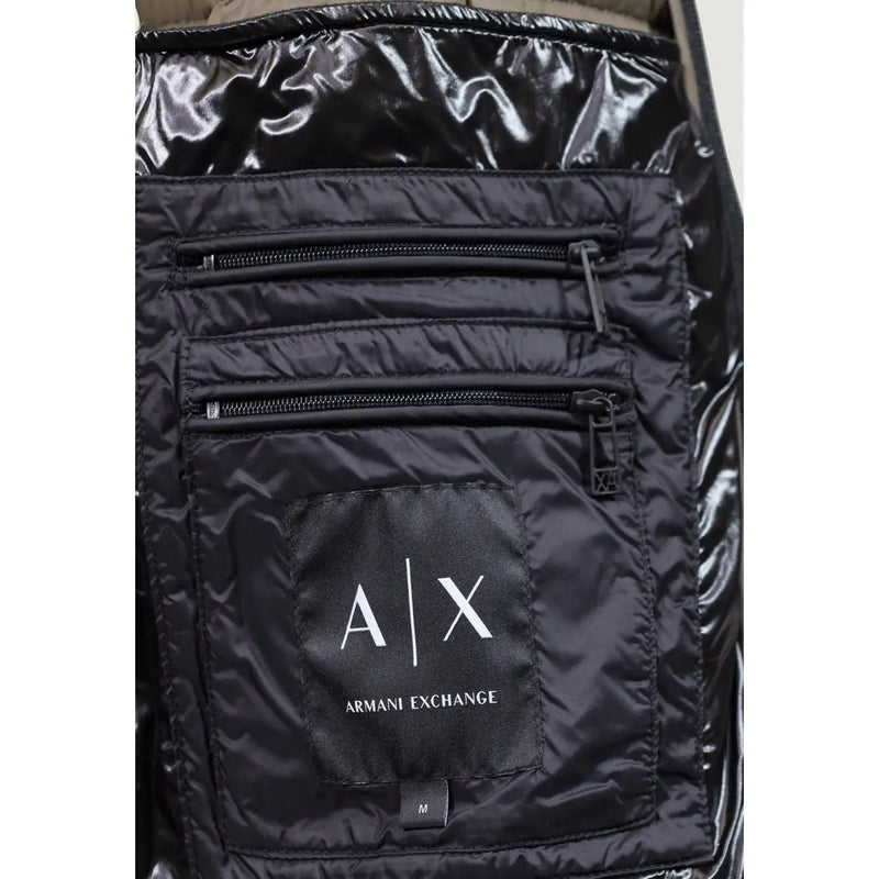 Armani Exchange Doudoune noire pour homme avec finitions brillantes et trois poches zippées, vue de face