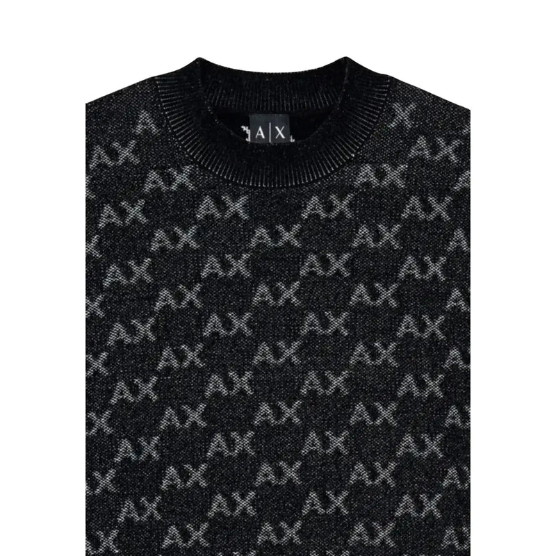 Armani Exchange Herrenpullover in Schwarz mit sich wiederholendem silbernen Axt-Logo-Muster, Vorderansicht