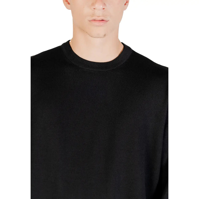 Armani Exchange Schwarzer, gerippter Herrenpullover mit Rundhalsausschnitt und langen Ärmeln, Vorderansicht