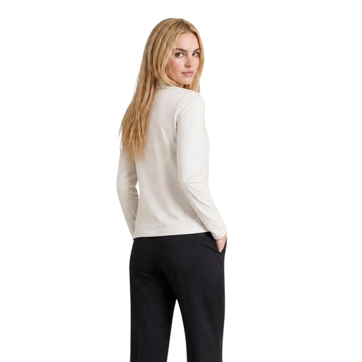 Armani Exchange Beigefarbenes Damen-T-Shirt aus Baumwolle mit Strasssteinen, das einen eleganten, cremeweißen, langärmeligen Rollkragenpullover zeigt. top