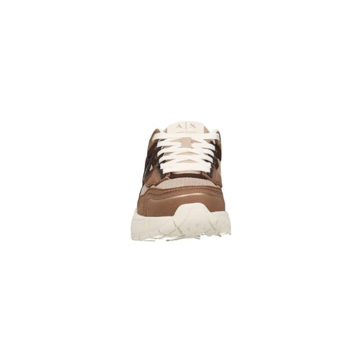Armani Exchange Beige Damen-Sneaker aus Leder mit braun-cremefarbenen Akzenten und klobiger weißer Sohle (Vorderansicht)