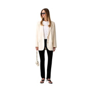 Cremefarbener Blazer mit strukturierter Silhouette und zwei Knöpfen vorne, kombiniert mit Armani Exchange schwarze Jeans