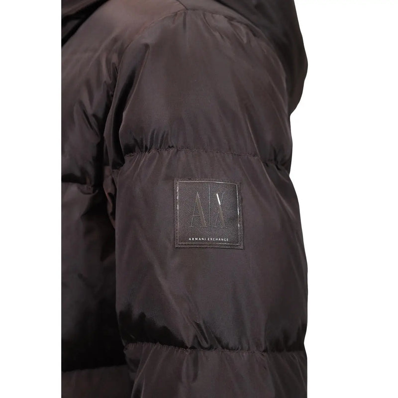 Armani Exchange Braune Damen-Daunenjacke mit Steppmuster und schwarzem Logo-Patch am Ärmel.