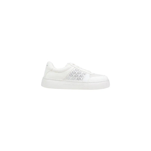 Armani Exchange Weiße Damen-Plateau-Sneaker aus Textil mit glänzender Oberfläche und silbernem Axt-Schriftzug an der Seite