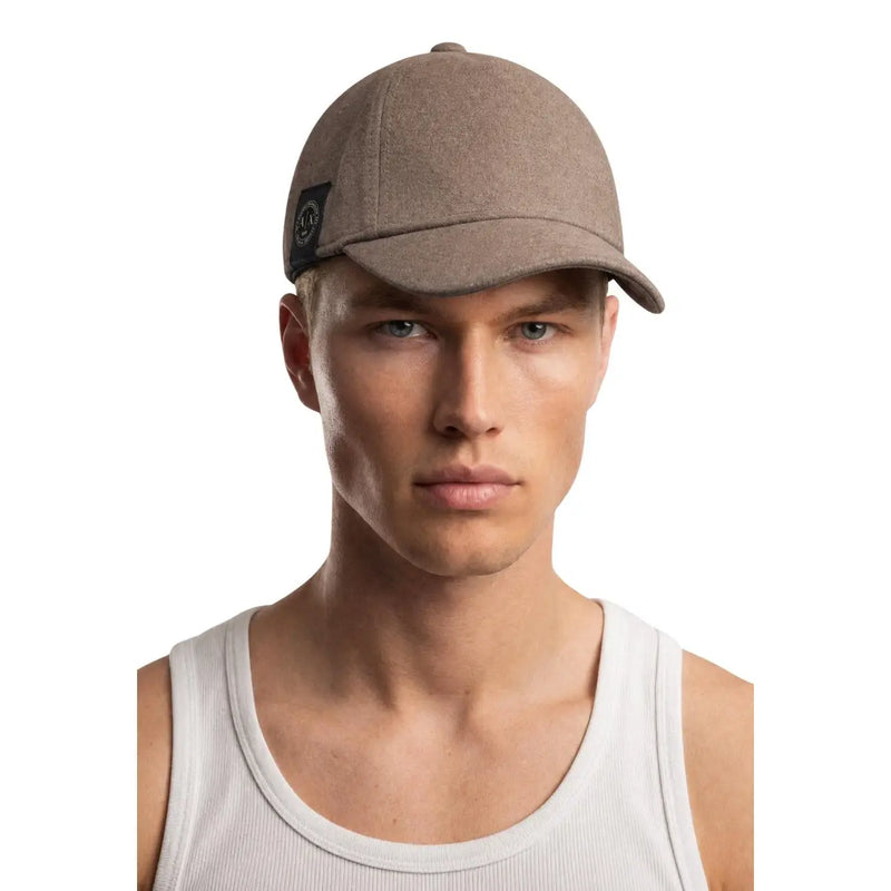 Armani Exchange Bonnet en laine beige pour homme avec logo brodé noir sur le côté (vue de profil)