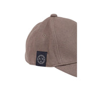 Armani Exchange Bonnet en laine taupe pour homme, en tissu texturé avec écusson logo hache noir brodé (vue de face).