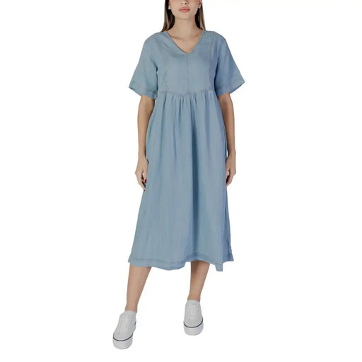 A soft light blue linen midi dress with v-neck and short sleeves by B.young women 100% cotton
