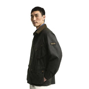 Grüne Herren-Wachsjacke von Barbour International aus dunkelgrünem Baumwollstoff mit braunem Kragen und geknöpften Pattentaschen.