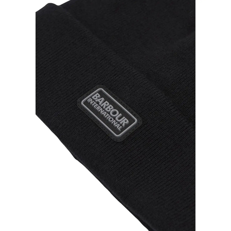 Barbour International Wollmütze für Herren in Schwarz mit rechteckigem Logoaufnäher, Vorderansicht