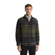 Barbour Herrenblazer aus grünem Wollmischgewebe, tailliert, abgebildet mit einem dunkelgrün-bordeauxroten Flanellhemd mit Karomuster und Brusttaschen.