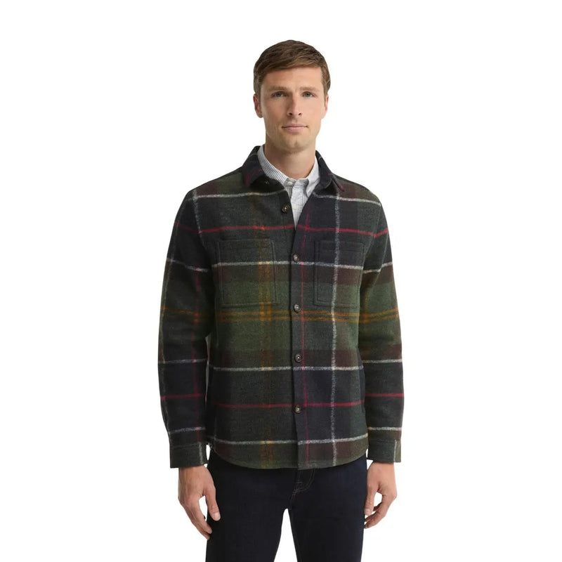 Barbour Herrenblazer aus grünem Wollmischgewebe, tailliert, abgebildet mit einem dunkelgrün-bordeauxroten Flanellhemd mit Karomuster und Brusttaschen.