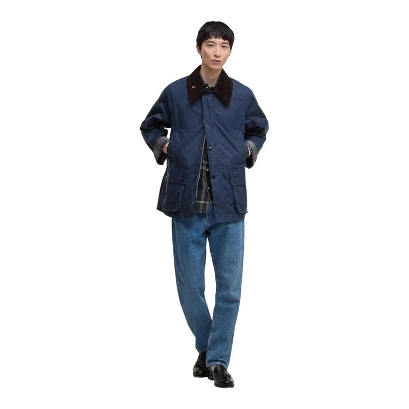 Barbour Herrenblazer aus gewachster Baumwolle, blau-marineblau mit dunkelbraunem Kragen und darunterliegendem kariertem Hemd, Vorderansicht