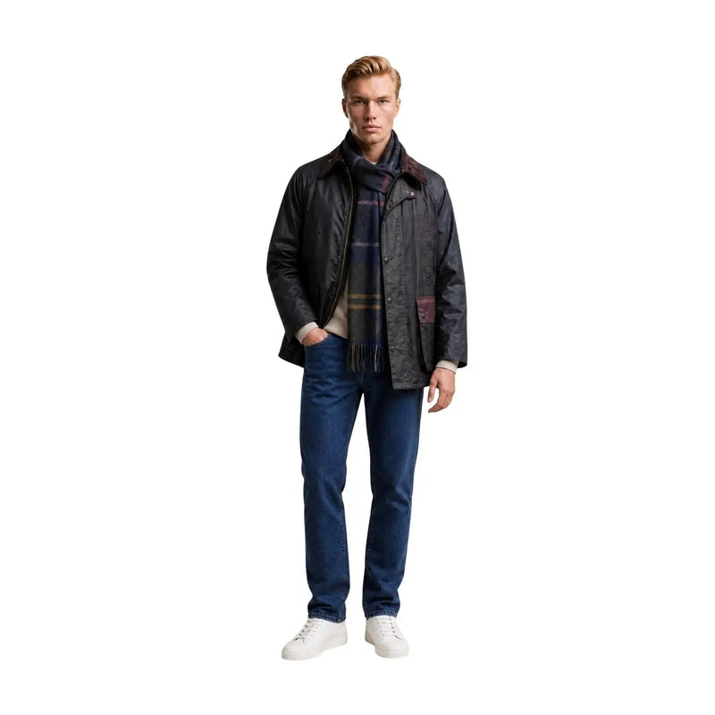 Braune Barbour Herren-Wachsjacke aus Baumwolle mit Patchwork-Muster, schwarzen Lederärmeln und einem aufgesetzten Patch auf der linken Brust.