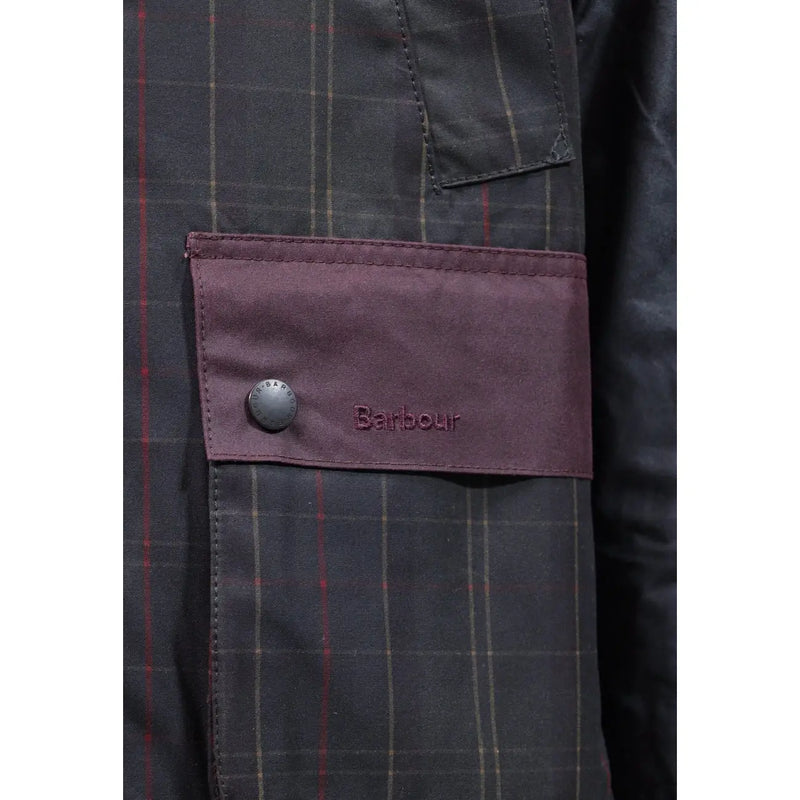 Barbour Herren-Wachsjacke aus braunem Baumwoll-Patchwork mit bordeauxroter Stoffklappe, silbernem Knopf und gesticktem Logo auf dunkelgrauem Karomuster