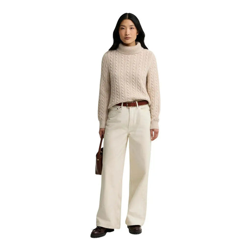 Pull Barbour Ambleside en maille beige mélangée pour femme, avec un pull à col roulé texturé en maille torsadée couleur crème.