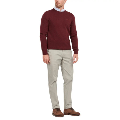 Barbour Wollpullover Tisbury für Herren in Bordeauxrot mit dezentem, gesticktem Logo auf der Brust (Vorderansicht)