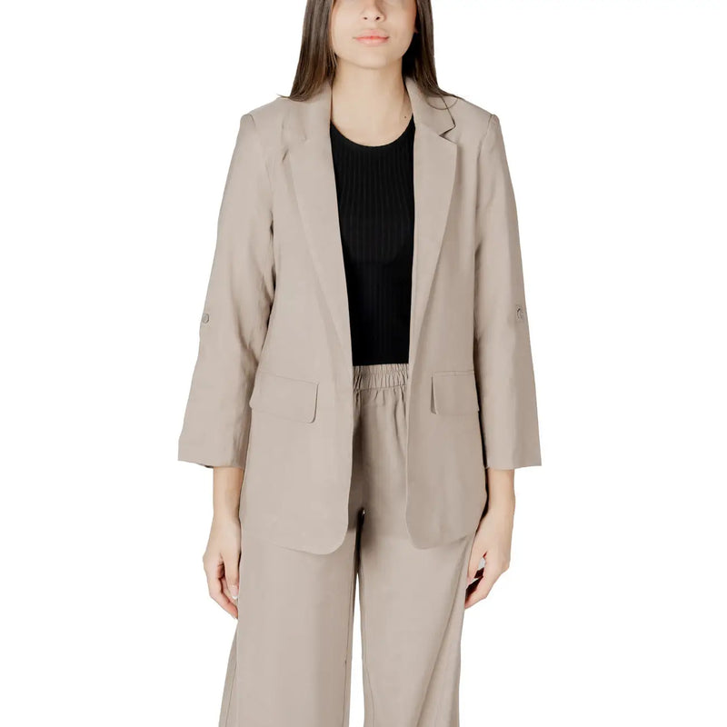 Beige blazer suit featuring three-quarter sleeves and flap pockets in a tailored design for formal wear