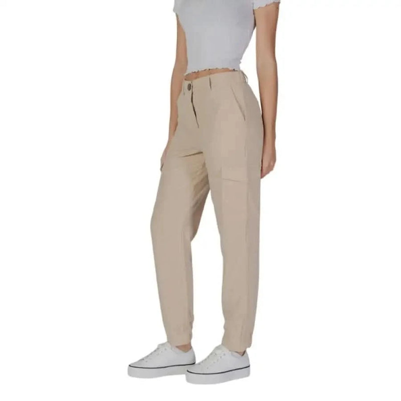 Beige high-waisted pleated trousers with pockets and white sneakers by B.young