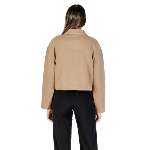 Women’s tan cropped long-sleeve blazer with zip and front pockets for fall winter
