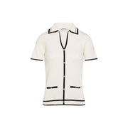 Beigefarbene, kurzärmelige Strickjacke mit V-Ausschnitt, cremefarbenem Strickmuster, schwarzem Besatz und aufgesetzten Taschen