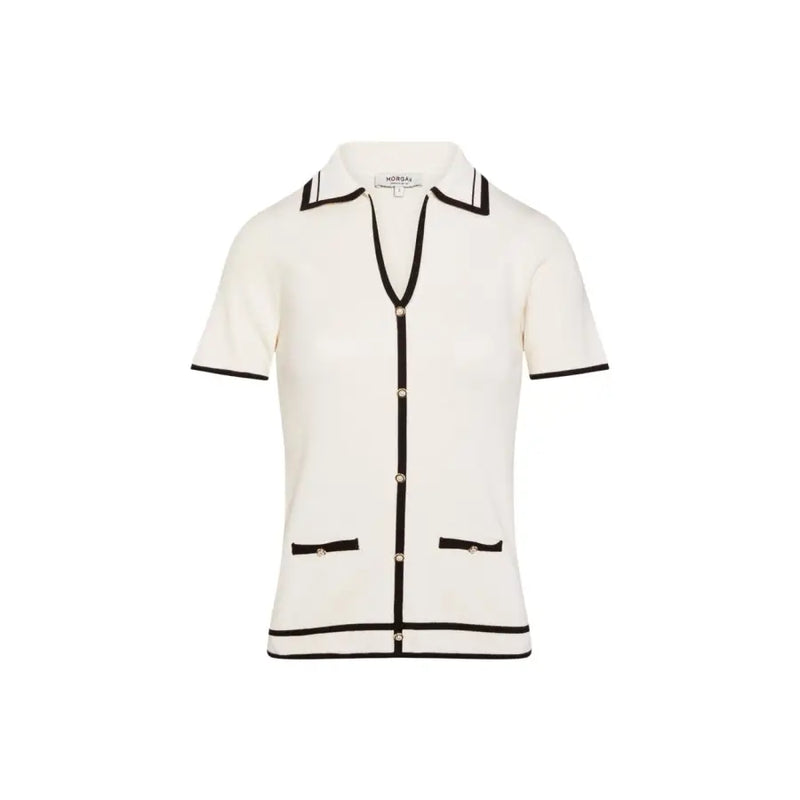 Beigefarbene, kurzärmelige Strickjacke mit V-Ausschnitt, cremefarbenem Strickmuster, schwarzem Besatz und aufgesetzten Taschen