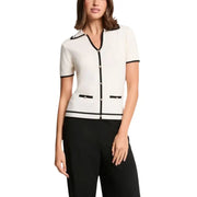 Beigefarbene, kurzärmelige Strickjacke mit V-Ausschnitt, aufgesetzten Taschen und schwarzem Besatz