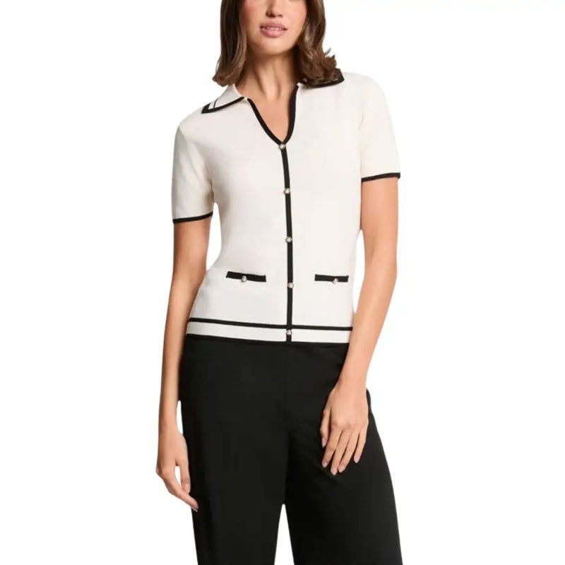 Beigefarbene, kurzärmelige Strickjacke mit V-Ausschnitt, aufgesetzten Taschen und schwarzem Besatz