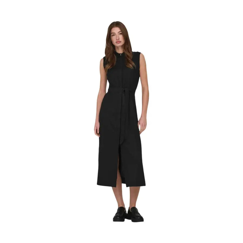 Robe midi beige sans manches en lin et viscose, col montant et ceinture à nouer