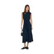 Robe bleu marine sans manches en lin et viscose, boutonnée, avec ceinture à nouer et col.