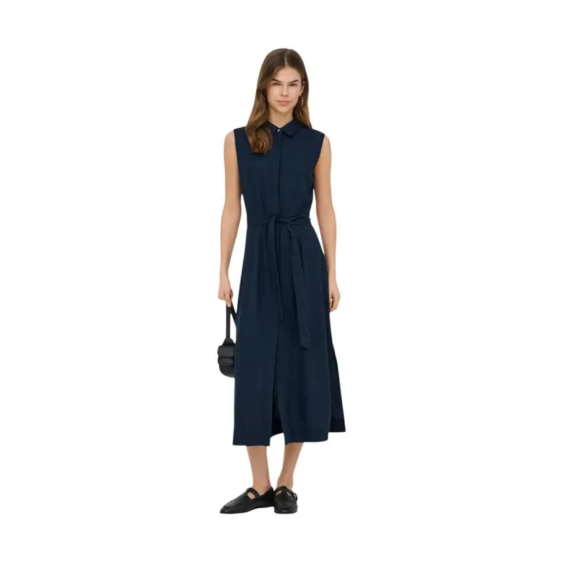 Robe bleu marine sans manches en lin et viscose, boutonnée, avec ceinture à nouer et col.