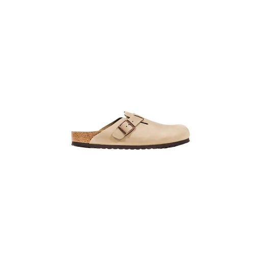 Sandales Birkenstock Boston pour homme en cuir beige, avec semelle intérieure en liège et deux brides réglables à boucle.