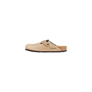 Beigefarbene Birkenstock Herren-Clogs aus Wildleder mit Korkfußbett und schwarzer Gummisohle für angenehmen Tragekomfort