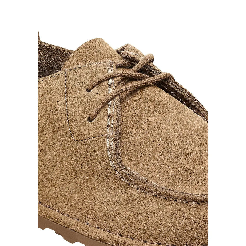 Birkenstock Herren-Mokassin aus beigefarbenem Wildleder mit hellbrauner Schnürung und sichtbaren Ziernähten