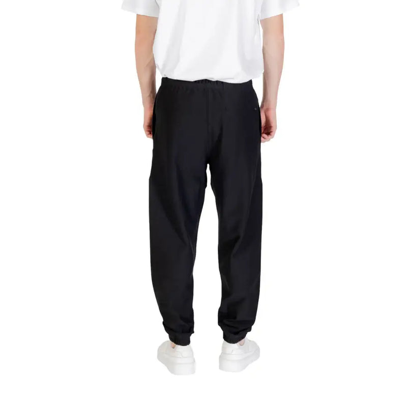Schwarze Calvin Klein Jogginghose in schmaler Passform mit elastischem Bund, Kordelzug und elastischen Bündchen aus schwarzem Stoff