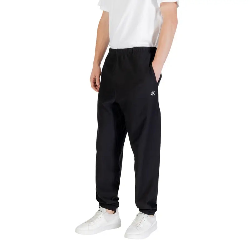 Schwarze Calvin Klein Jogginghose mit elastischen Bündchen und dezentem weißen Logo am Oberschenkel aus weichem Stoff