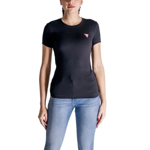Schwarz passend t-shirt mit einem kleinen roten Dreieckslogo von Guess Damenkollektion