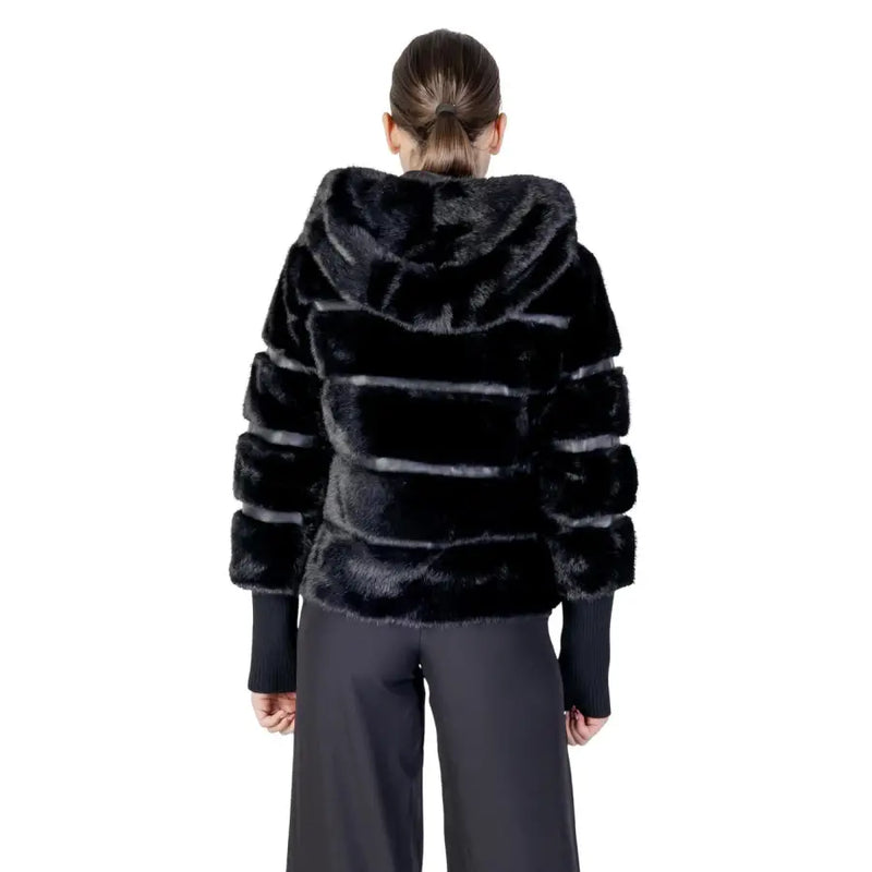 Black hooded polyester blazer for women with black faux fur hood and horizontal ribbed detailing