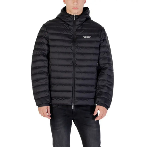 Schwarze Steppjacke mit Kapuze, angeboten auf einer Einzelhandelswebsite für stilvolle Winterkleidung