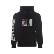 Schwarzer Kapuzenpullover mit rechteckigem Fotodruck auf der Brust und weißem Grafikschriftzug auf dem Ärmel