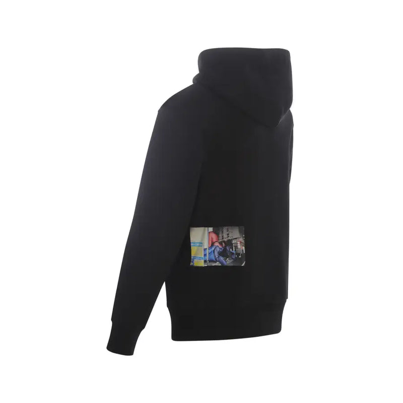 Schwarzer Kapuzenpullover mit rechteckigem Fotodruck im unteren Rückenbereich aus elegantem schwarzem Stoff