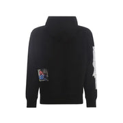 Schwarzer Kapuzenpullover mit kleinem rechteckigem Fotoaufnäher auf der linken Brust und weißem Grafikdesign auf dem rechten Ärmel