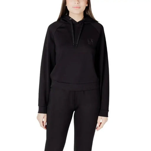 Ensemble sweat-shirt à capuche noir et legging présenté avec un sweat-shirt à capuche blanc et Leggings Modèle d'ensemble