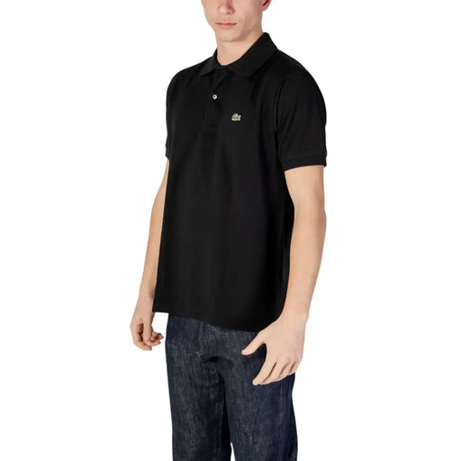 Schwarzes Lacoste-Poloshirt mit kurzen Ärmeln und grünem Krokodil-Logo auf der Brust, aus Baumwolle.
