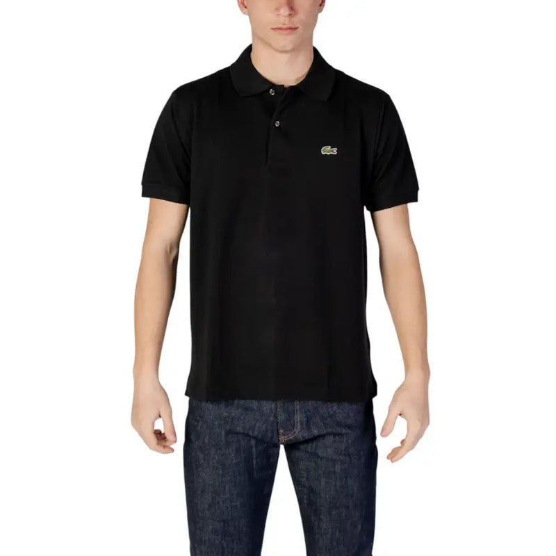 Schwarzes Lacoste-Poloshirt mit kurzen Ärmeln und grünem Krokodillogo auf der Brust