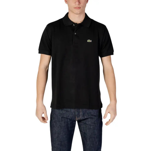Schwarzes Lacoste-Poloshirt mit kurzen Ärmeln und grünem Krokodillogo auf der Brust