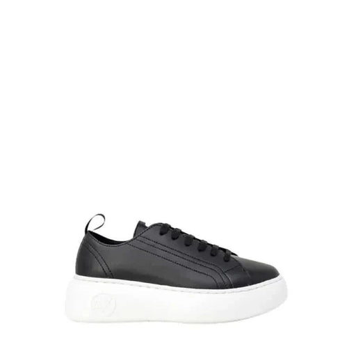 Armani Exchange Frauen Sneakers - Schwarzes Leder mit dicker weißer Plateausohle