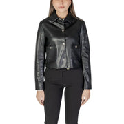 Schwarzer, kurzer Blazer aus Kunstleder mit silbernen Knöpfen und Vordertaschen.